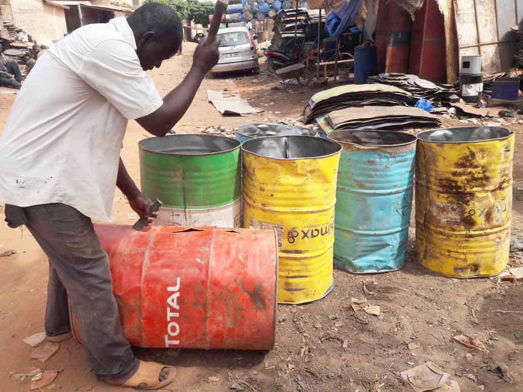 Upcycling alter Ölfässer in Burkina Faso